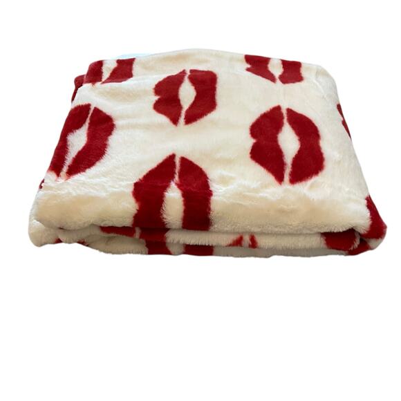NEW Cupcakes & Cashmere LIPS Faux Fur Throw Blanket 50x70 Red & White Valentine - Picture 8 of 16
